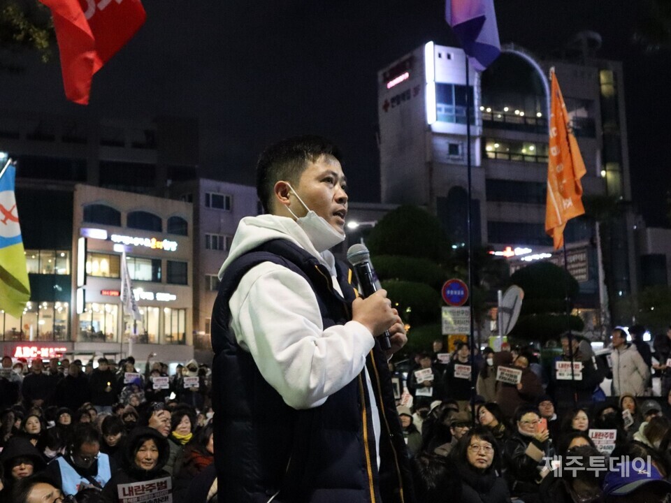 6일 오후 7시 제주시청 민원실 앞에서 ‘윤석열정권퇴진·한국사회대전환 제주행동’이 주최한 윤석열 즉각 퇴진 요구 제주도민대회가 열렸다. 사진은 딸 둘을 가진 시민. (사진=조수진 기자)