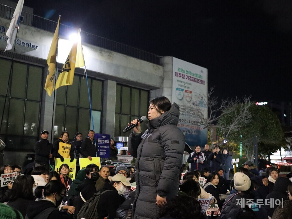 6일 오후 7시 제주시청 민원실 앞에서 ‘윤석열정권퇴진·한국사회대전환 제주행동’이 주최한 윤석열 즉각 퇴진 요구 제주도민대회가 열렸다. 사진은 강예원씨. (사진=조수진 기자)