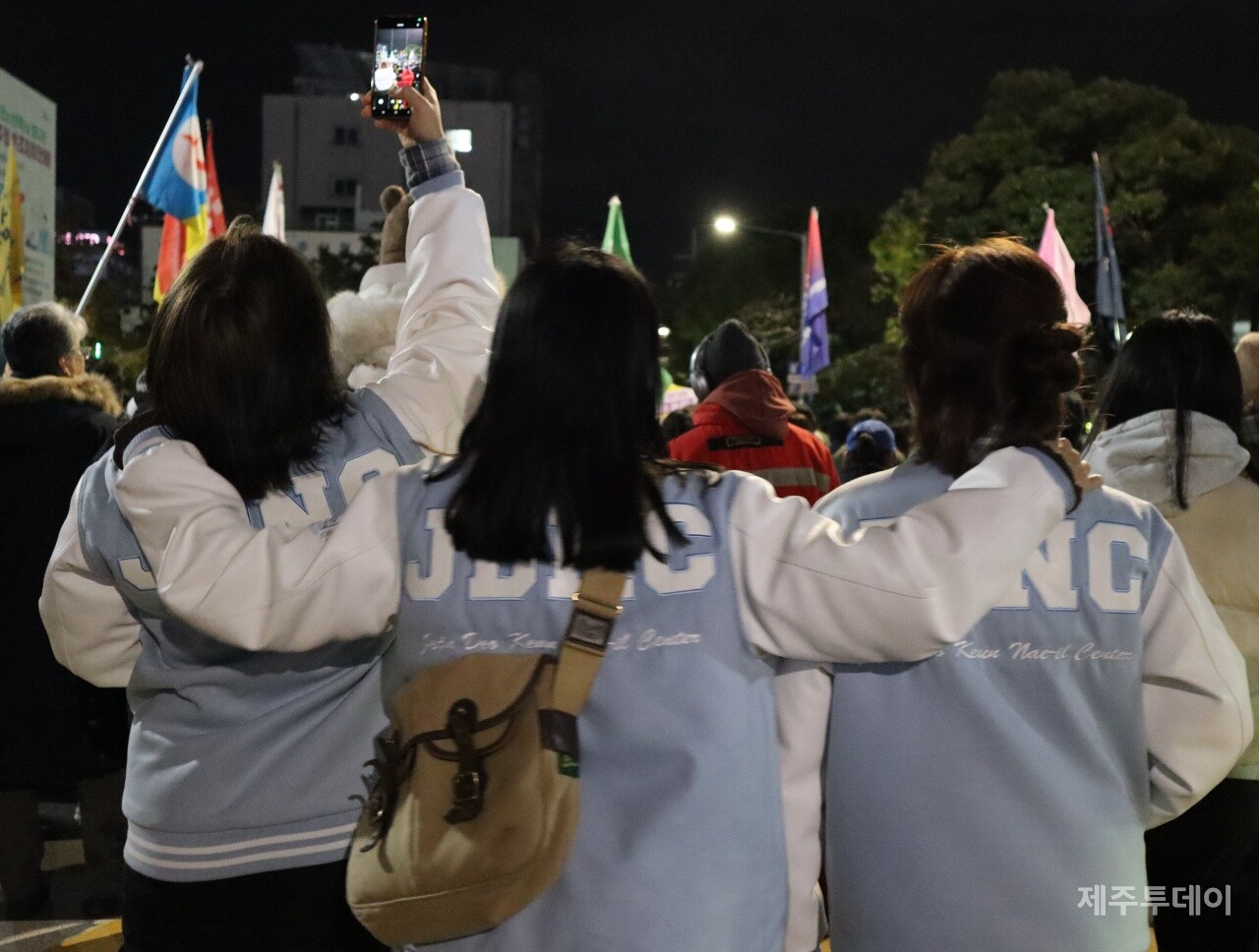 6일 오후 7시 제주시청 민원실 앞에서 ‘윤석열정권퇴진·한국사회대전환 제주행동’이 주최한 윤석열 즉각 퇴진 요구 제주도민대회가 열리고 있다. (사진=조수진 기자)