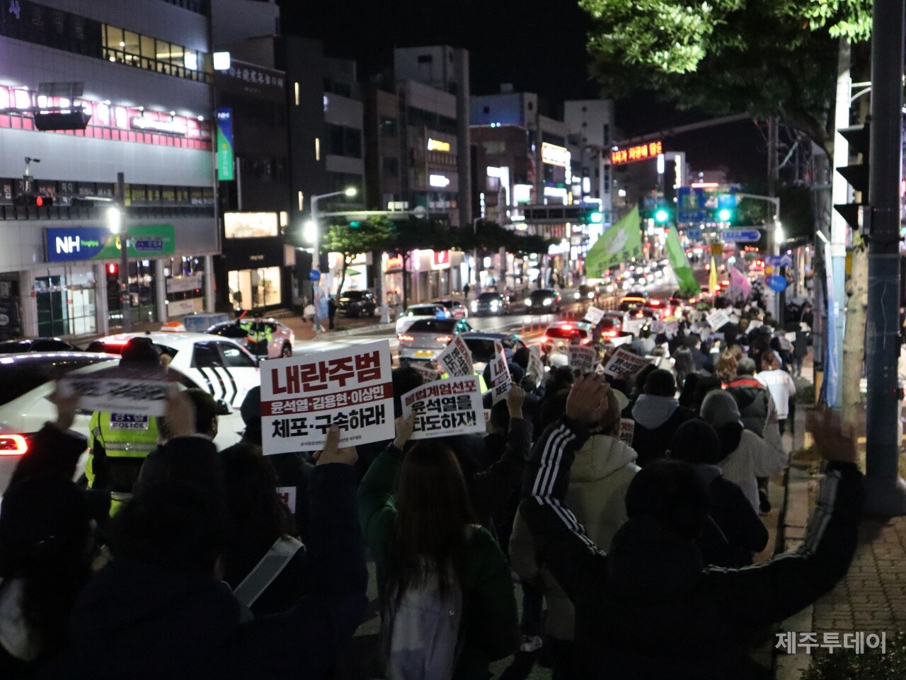 6일 오후 7시 제주시청 민원실 앞에서 ‘윤석열정권퇴진·한국사회대전환 제주행동’이 주최한 윤석열 즉각 퇴진 요구 제주도민대회가 열리고 있다. (사진=조수진 기자)