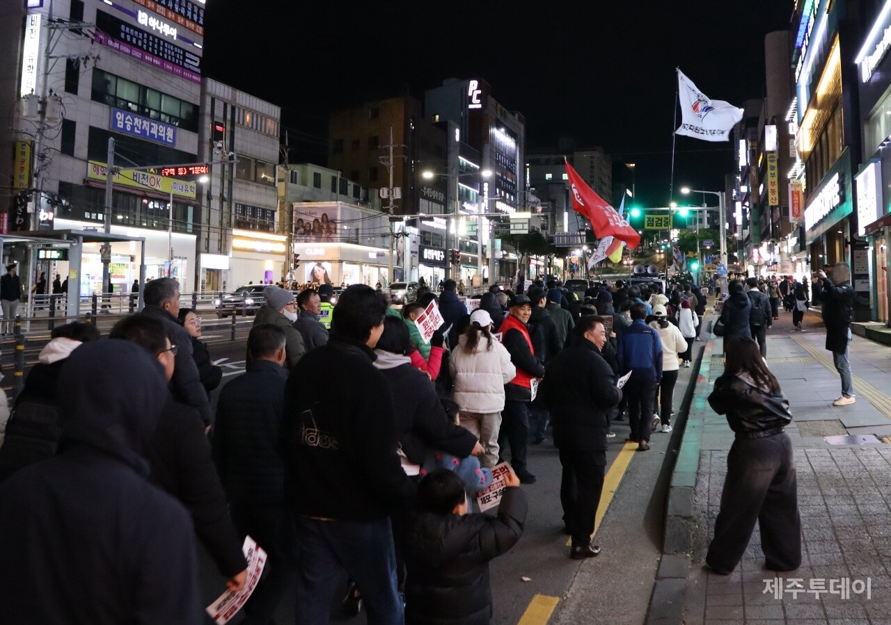 6일 오후 7시 제주시청 민원실 앞에서 ‘윤석열정권퇴진·한국사회대전환 제주행동’이 주최한 윤석열 즉각 퇴진 요구 제주도민대회가 열리고 있다. (사진=조수진 기자)