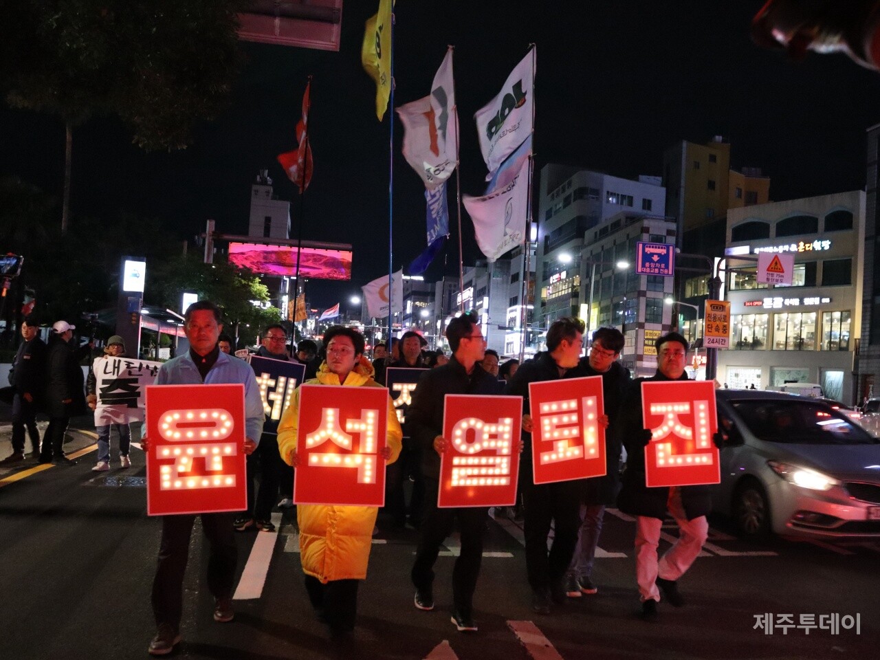 6일 오후 7시 제주시청 민원실 앞에서 ‘윤석열정권퇴진·한국사회대전환 제주행동’이 주최한 윤석열 즉각 퇴진 요구 제주도민대회가 열리고 있다. (사진=조수진 기자)