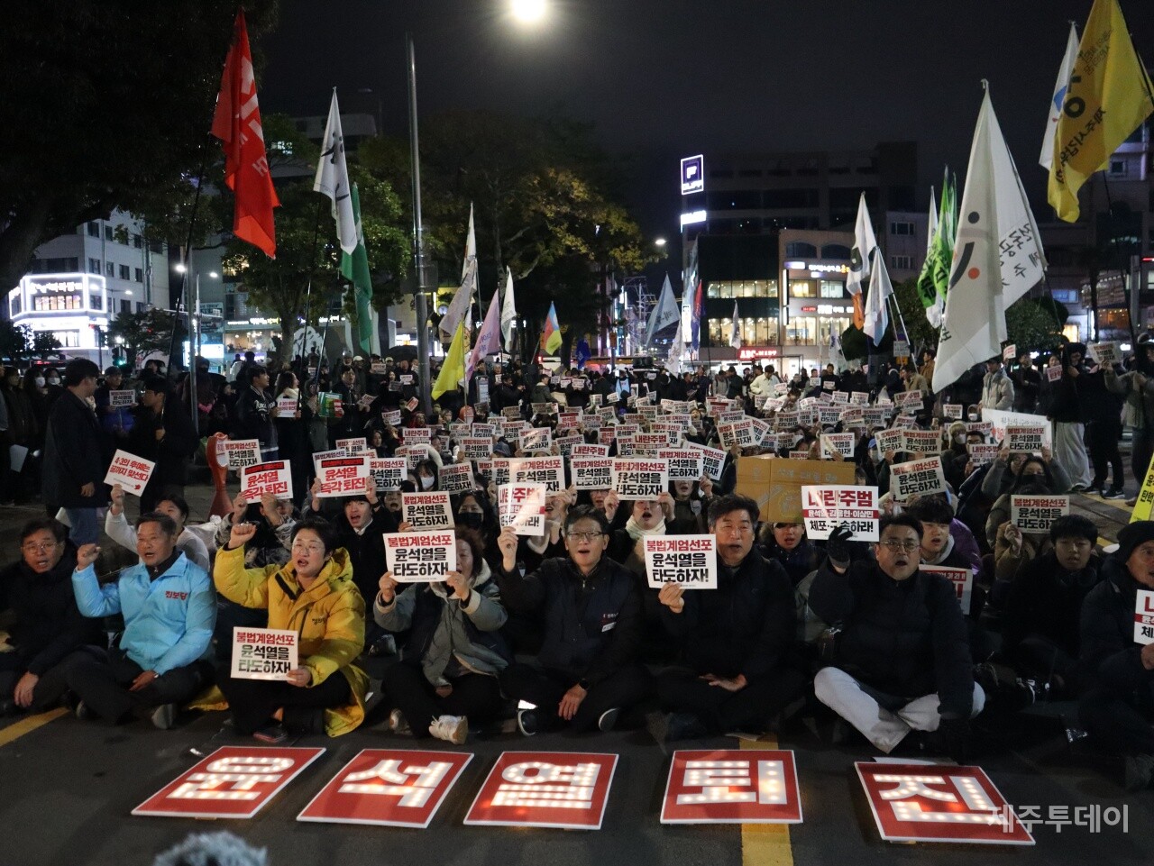 6일 오후 7시 제주시청 민원실 앞에서 ‘윤석열정권퇴진·한국사회대전환 제주행동’이 주최한 윤석열 즉각 퇴진 요구 제주도민대회가 열리고 있다. (사진=조수진 기자)