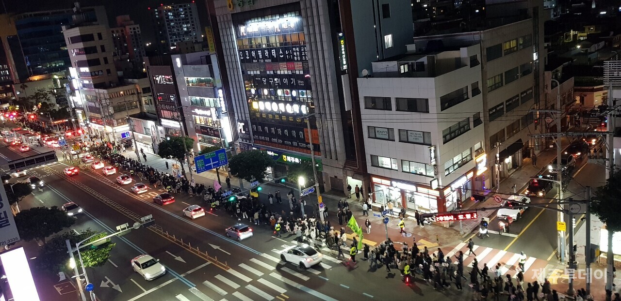 6일 오후 7시 제주시청 민원실 앞에서 ‘윤석열정권퇴진·한국사회대전환 제주행동’이 주최한 윤석열 즉각 퇴진 요구 제주도민대회가 열리고 있다. 참가자 행렬이 길게 이어져 있다. 주최 측은 이날 참가자 수를 1000명으로 추산했으나 거리 행진 과정에서 더 많은 시민들이 합류해 그 수는 더욱 늘었다. (사진=박성인 이사)
