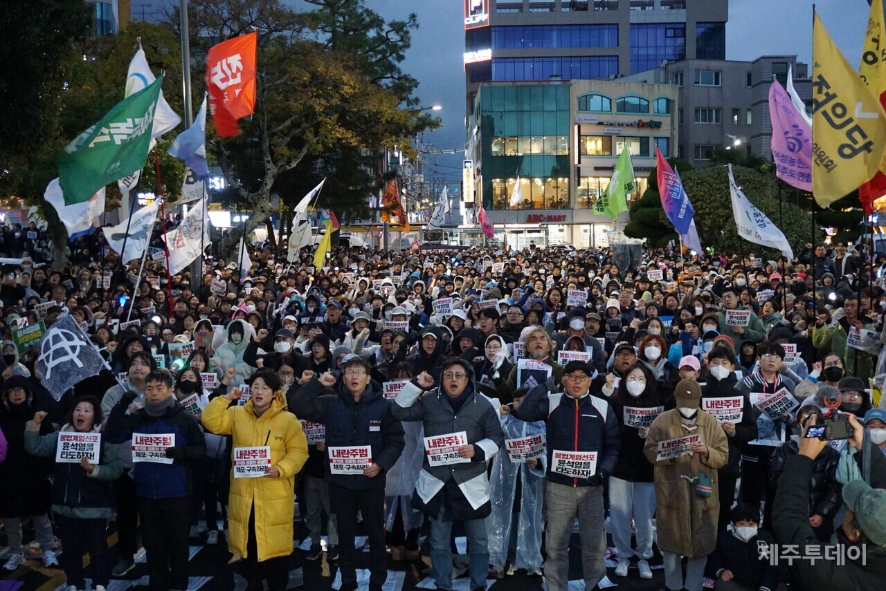 윤석열 즉각 퇴진요구 제주도민대회가 7일 오후 제주시청 앞에서 개최됐다. (사진=양유리 기자)