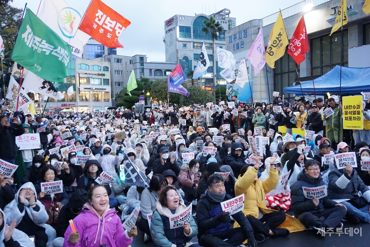 윤석열 즉각 퇴진요구 제주도민대회가 7일 오후 제주시청 앞에서 개최됐다. (사진=양유리 기자)