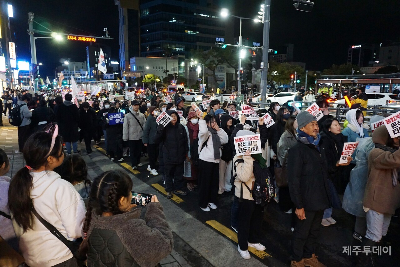 윤석열 즉각 퇴진요구 제주도민대회가 7일 오후 제주시청 앞에서 개최됐다. (사진=양유리 기자)