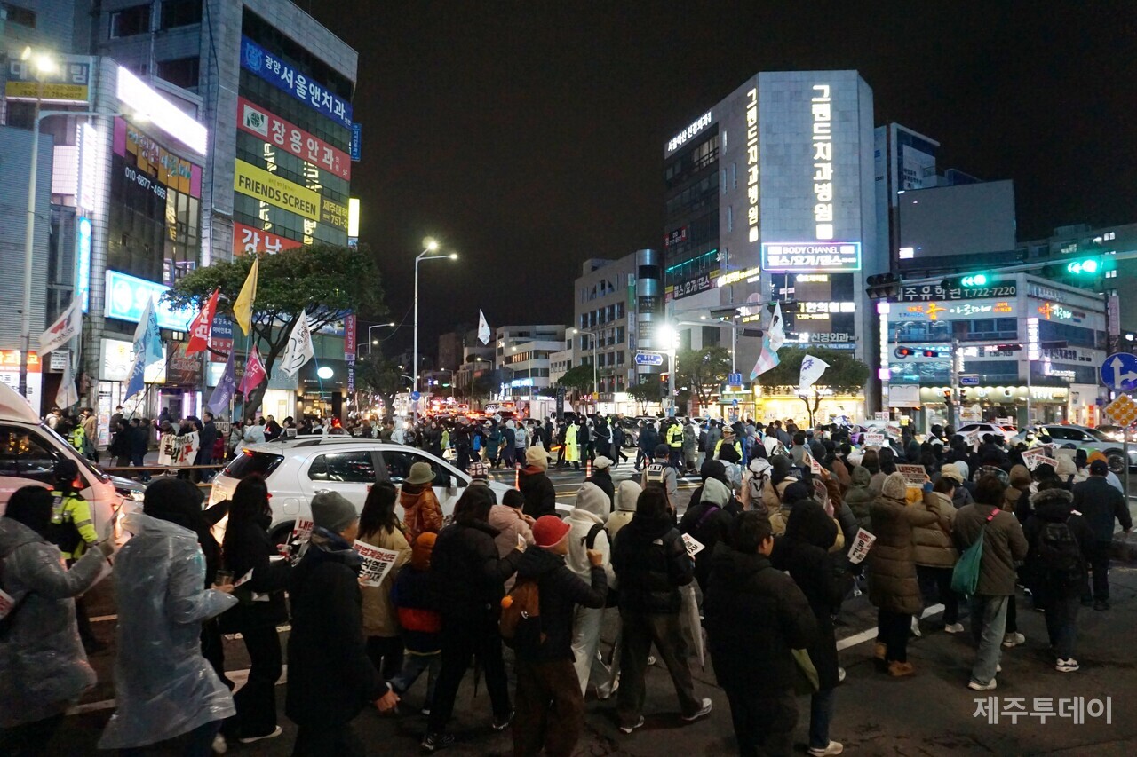 윤석열 즉각 퇴진요구 제주도민대회가 7일 오후 제주시청 앞에서 개최됐다. (사진=양유리 기자)