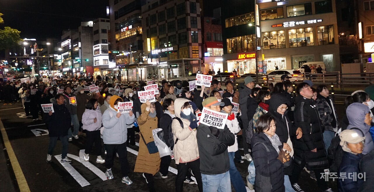 윤석열 즉각 퇴진요구 제주도민대회가 7일 오후 제주시청 앞에서 개최됐다. (사진=양유리 기자)
