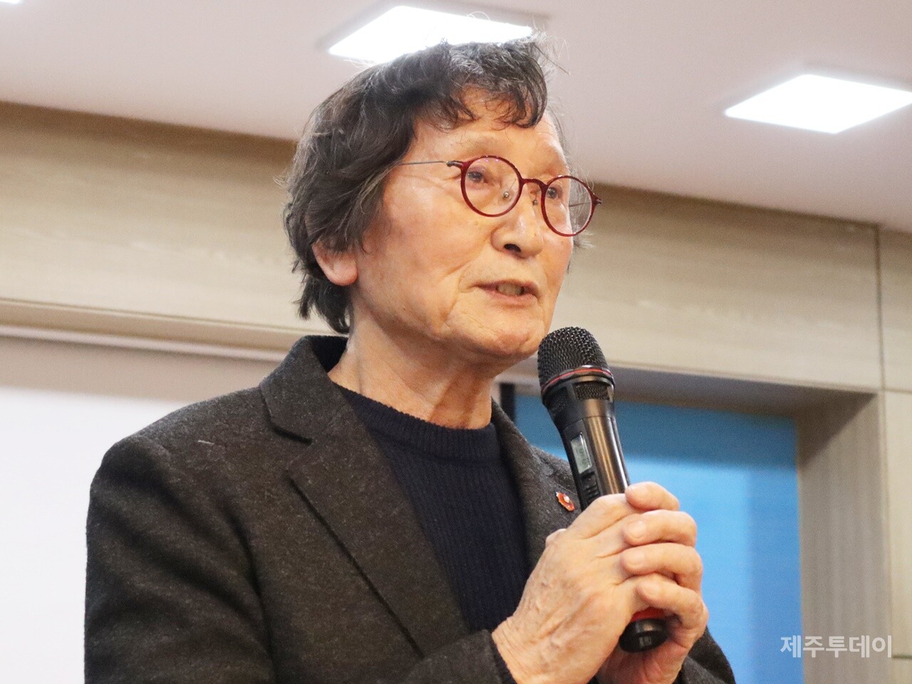 9일 오후 제주도의회 도민카페에서 열린 영화 '내 이름은'의 제작 관련 기자간담회에서 정지영 감독이 발언하고 있다. (사진=조수진 기자)