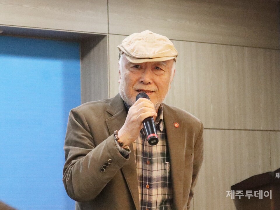 9일 오후 제주도의회 도민카페에서 열린 영화 '내 이름은'의 제작 관련 기자간담회에서 현기영 작가가 발언하고 있다. (사진=조수진 기자)