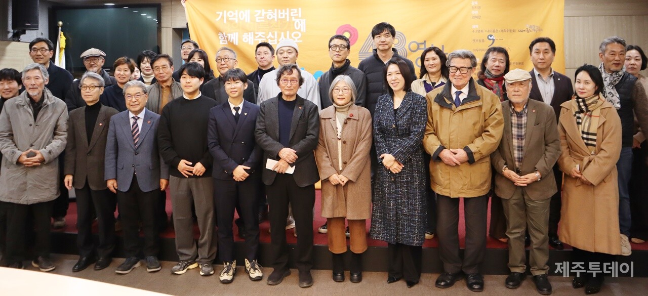 9일 오후 제주도의회 도민카페에서 열린 영화 '내 이름은'의 제작 관련 기자간담회에서 영화 제작진과 감독, 배우, 후원인들이 함께 기념촬영을 하고 있다. (사진=조수진 기자)