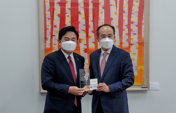 추경호 국회의원에게 명예도민증을 수여하고 있는 원희룡 전 제주도지사. 2021년06월14일. (사진=제주특별자치도 제공)