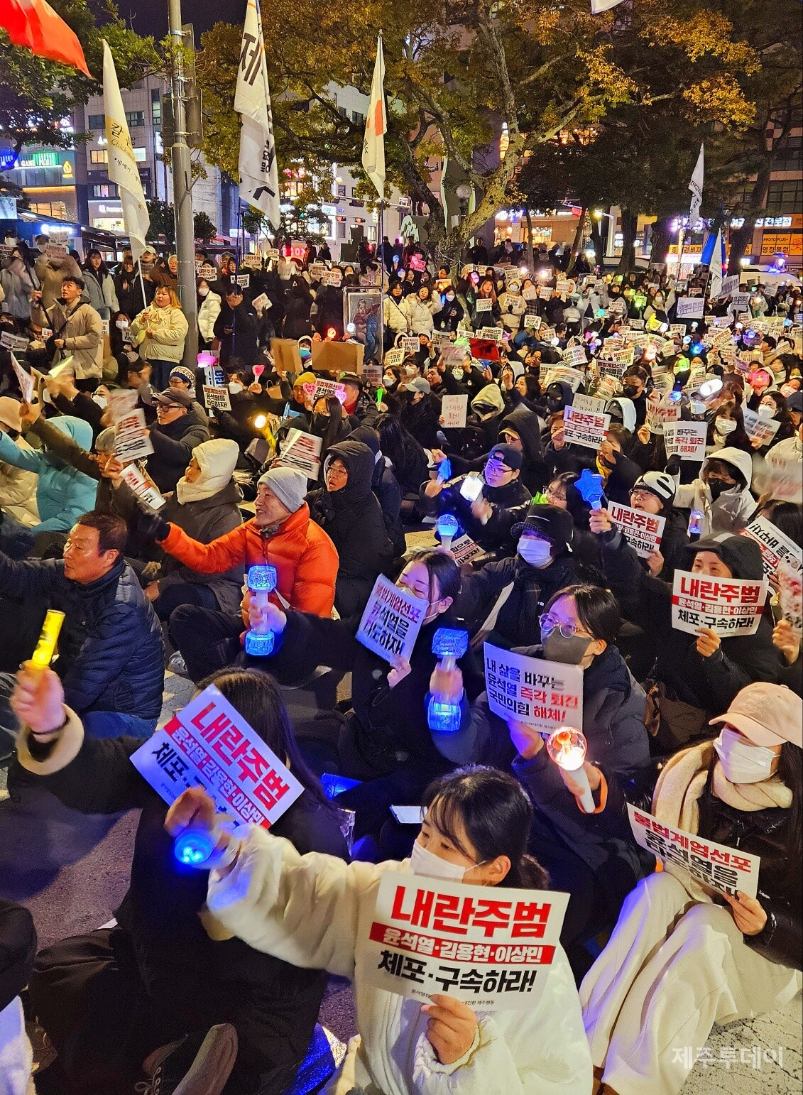 9일 저녁 제주시청 앞에서 열린 윤석열 탄핵 집회. 20대 청년들이 많이 참여해 "국민의힘 해체하라", "윤석열 탄핵"을 외쳤다.(사진=김재훈 기자)