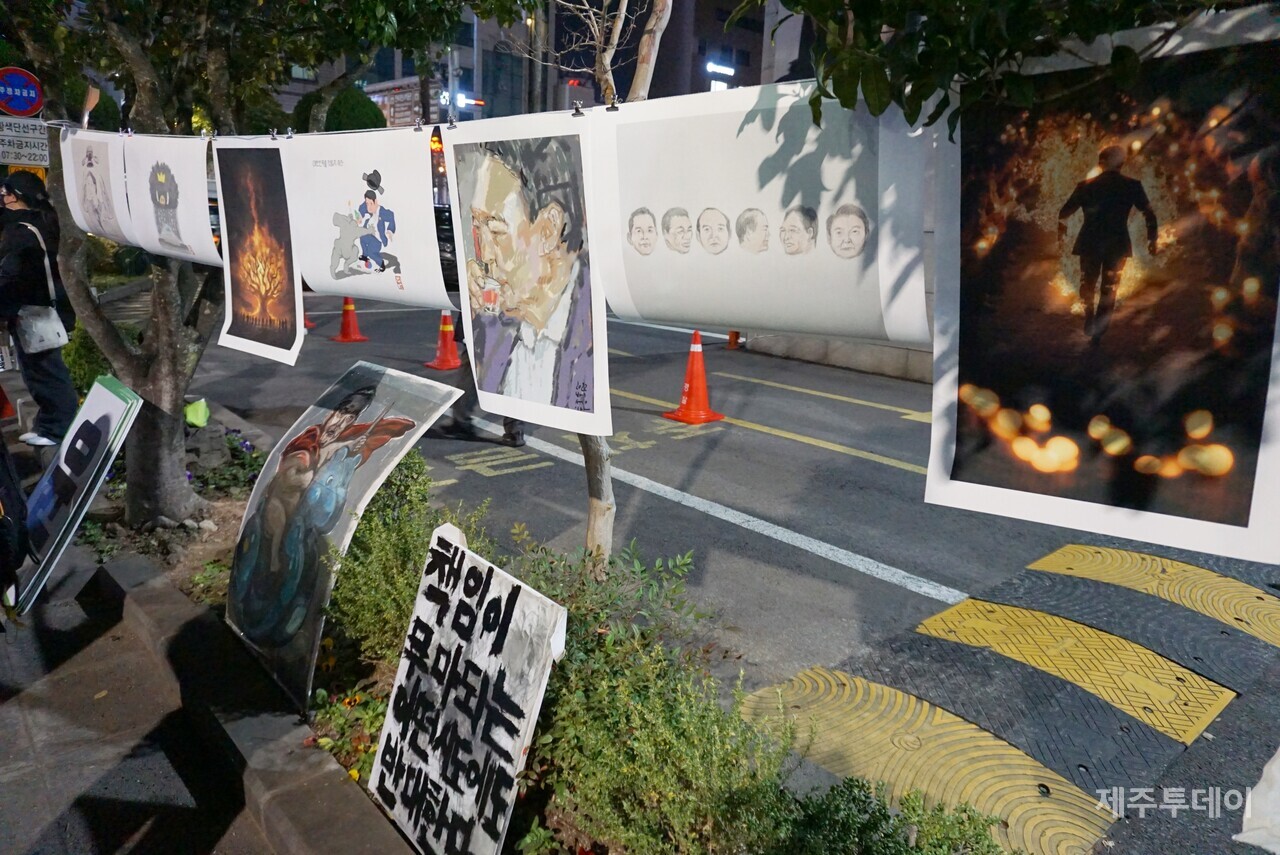 10일 열린 윤석열 즉각 퇴진 요구 제주도민대회에 전시된 청년 예술가들의 작품. (사진=양유리 기자)