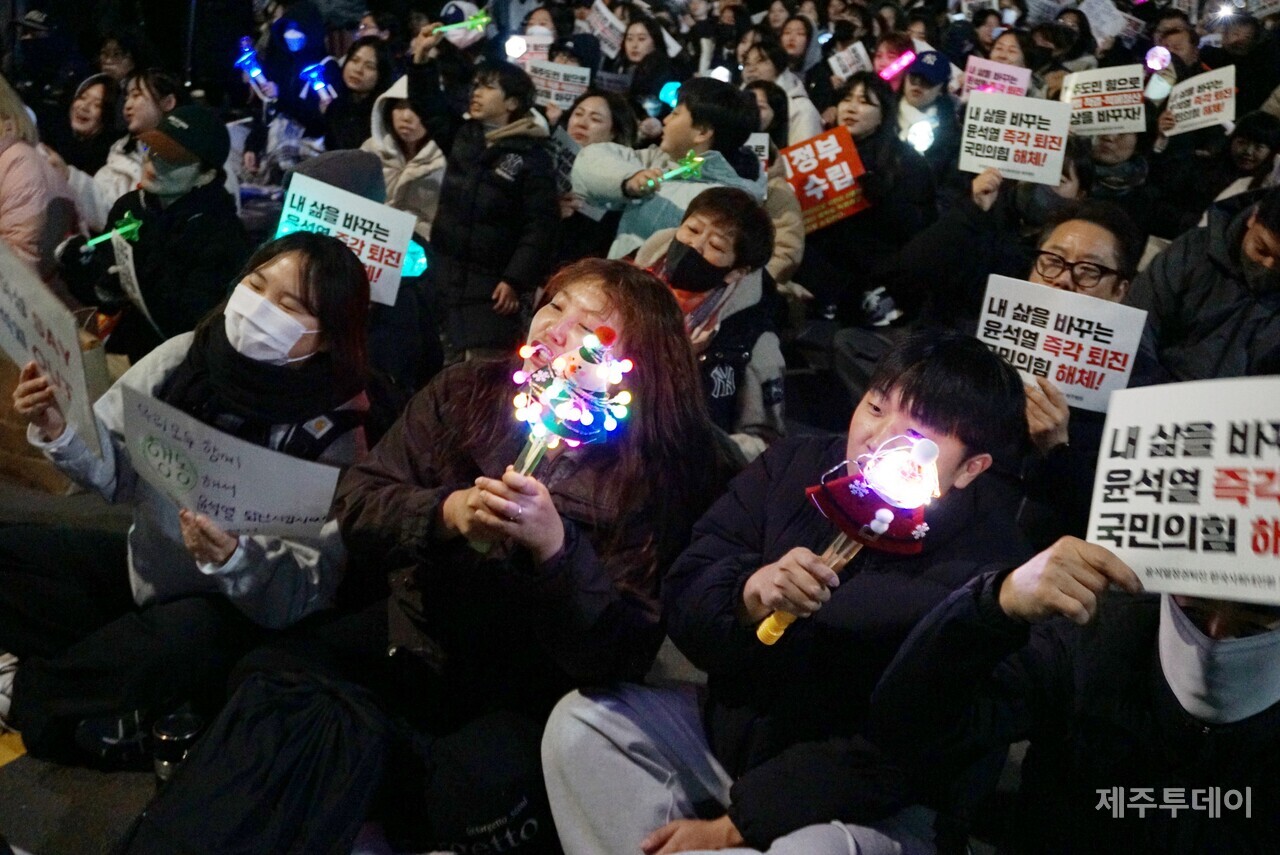 10일 열린 윤석열 즉각 퇴진 요구 제주도민대회에서 참가자들이 응원봉을 흔들고 있다. (사진=양유리 기자)