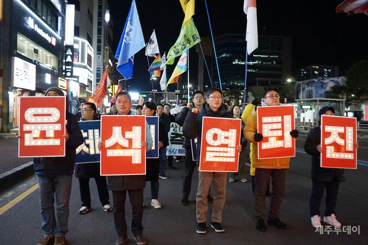 윤석열정권퇴진·한국사회대전환 제주행동은 10일 오후 7시 제주시청 앞에서 ‘윤석열 즉각 퇴진 요구 제주도민대회’를 열었다. (사진=양유리 기자)
