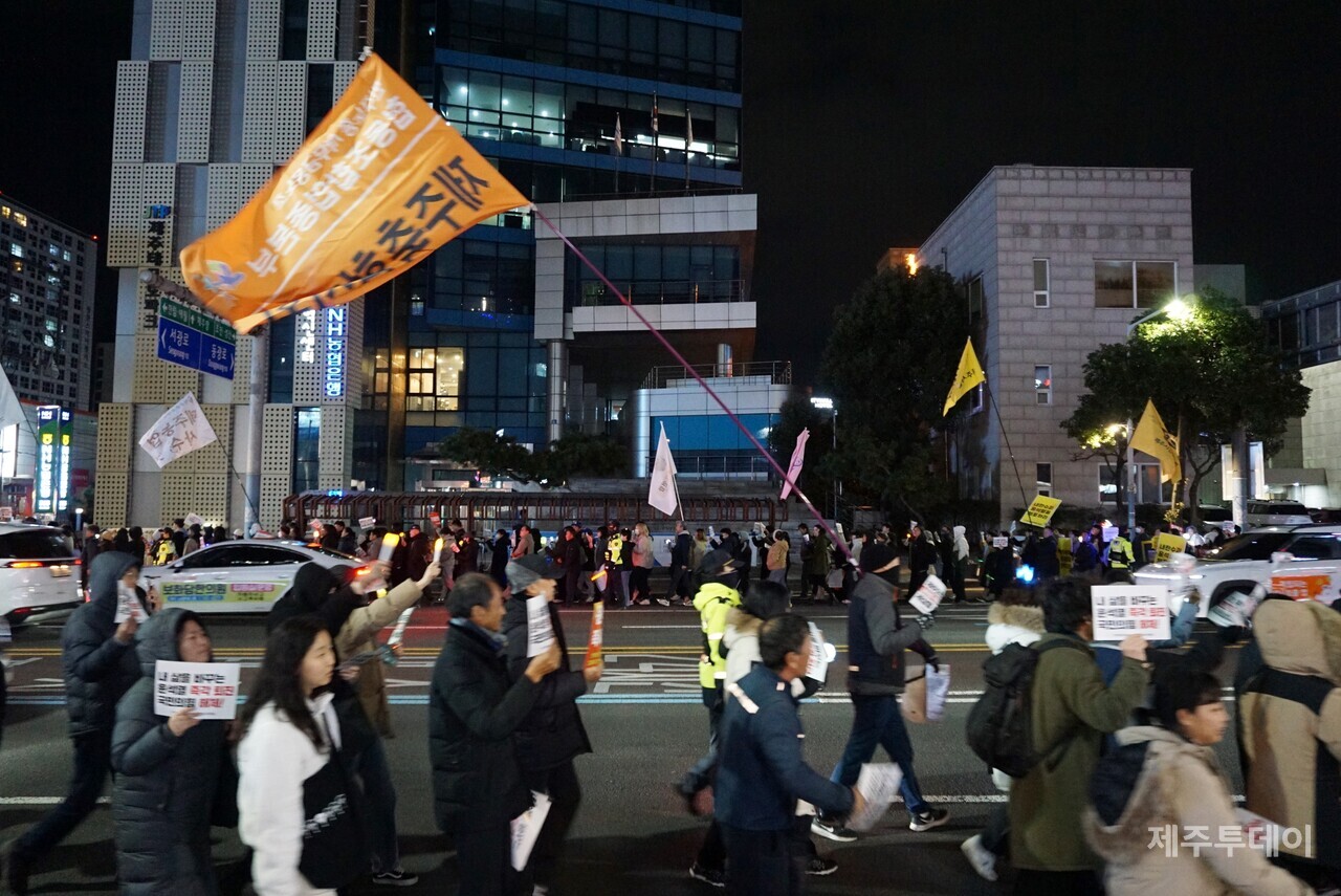 윤석열정권퇴진·한국사회대전환 제주행동은 10일 오후 7시 제주시청 앞에서 ‘윤석열 즉각 퇴진 요구 제주도민대회’를 열었다. (사진=양유리 기자)