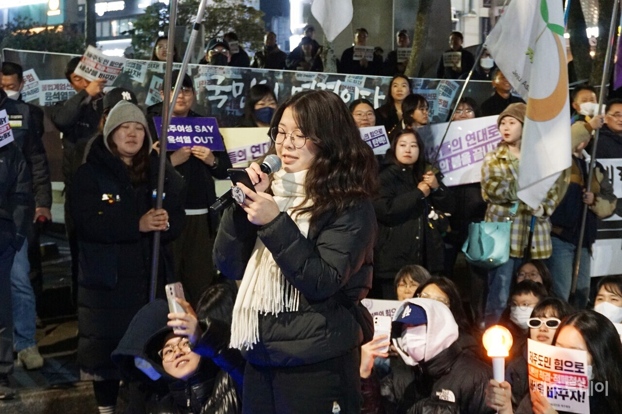 윤석열정권퇴진·한국사회대전환 제주행동은 10일 오후 7시 제주시청 앞에서 ‘윤석열 즉각 퇴진 요구 제주도민대회’를 열었다. (사진=양유리 기자)