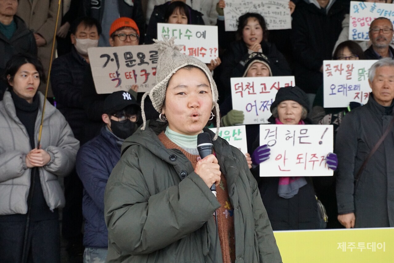 11일 열린 화북공단 이전 반대 덕천리 비상대책위원회 기자회견에서 덕천리 주민이 발언하고 있다. (사진=양유리 기자)