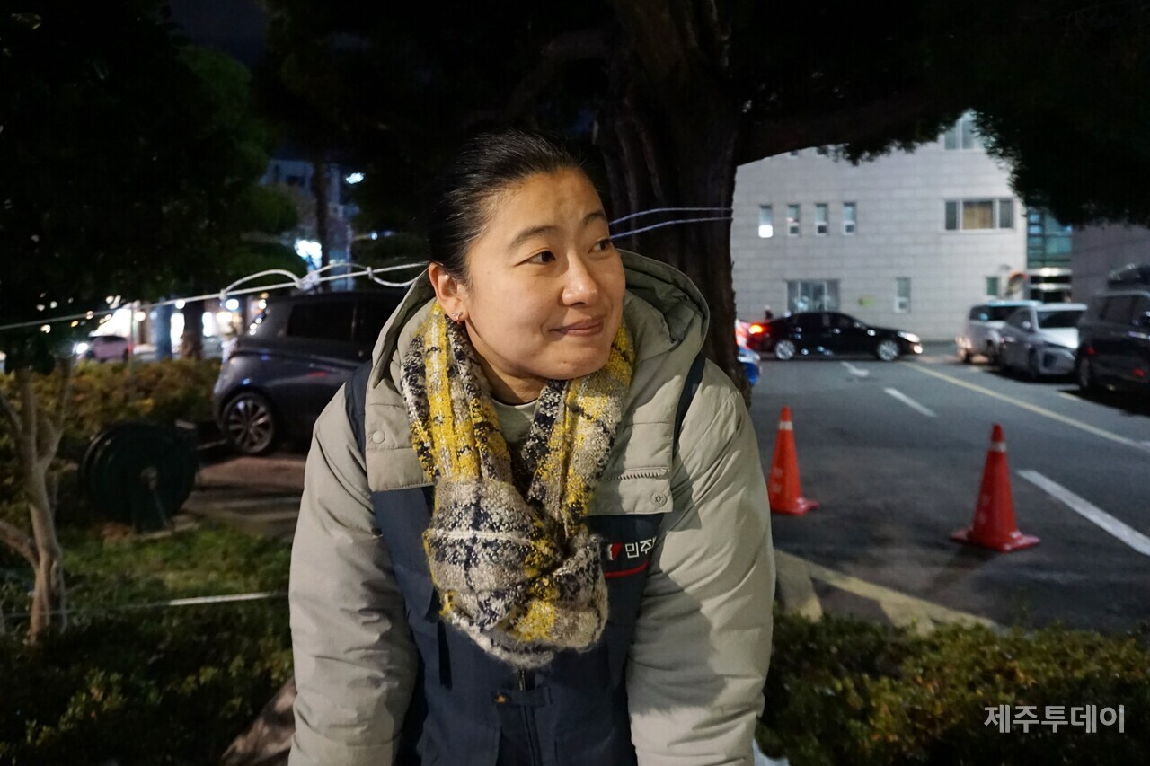 11일 열린 윤석열 퇴진 즉각 요구 제주도민대회에 참여한 김혜선 노무사. (사진=양유리 기자)