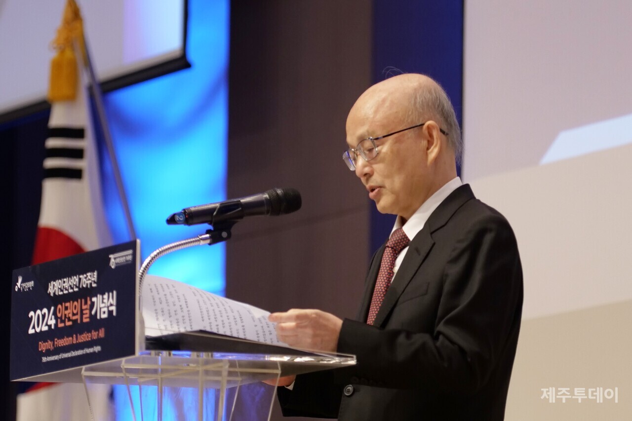 안창호 국가인권위원장이 지난 10일 열린 세계인권선언 76주년 2024 인권의날 기념식에서 발언하고 있다. (사진=국가인권위원회)