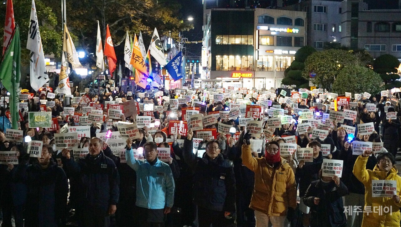 11일 오후 7시 제주시청 앞에서 윤석열 즉각 퇴진 요구 제주도민대회가 열렸다. (사진=양유리 기자)