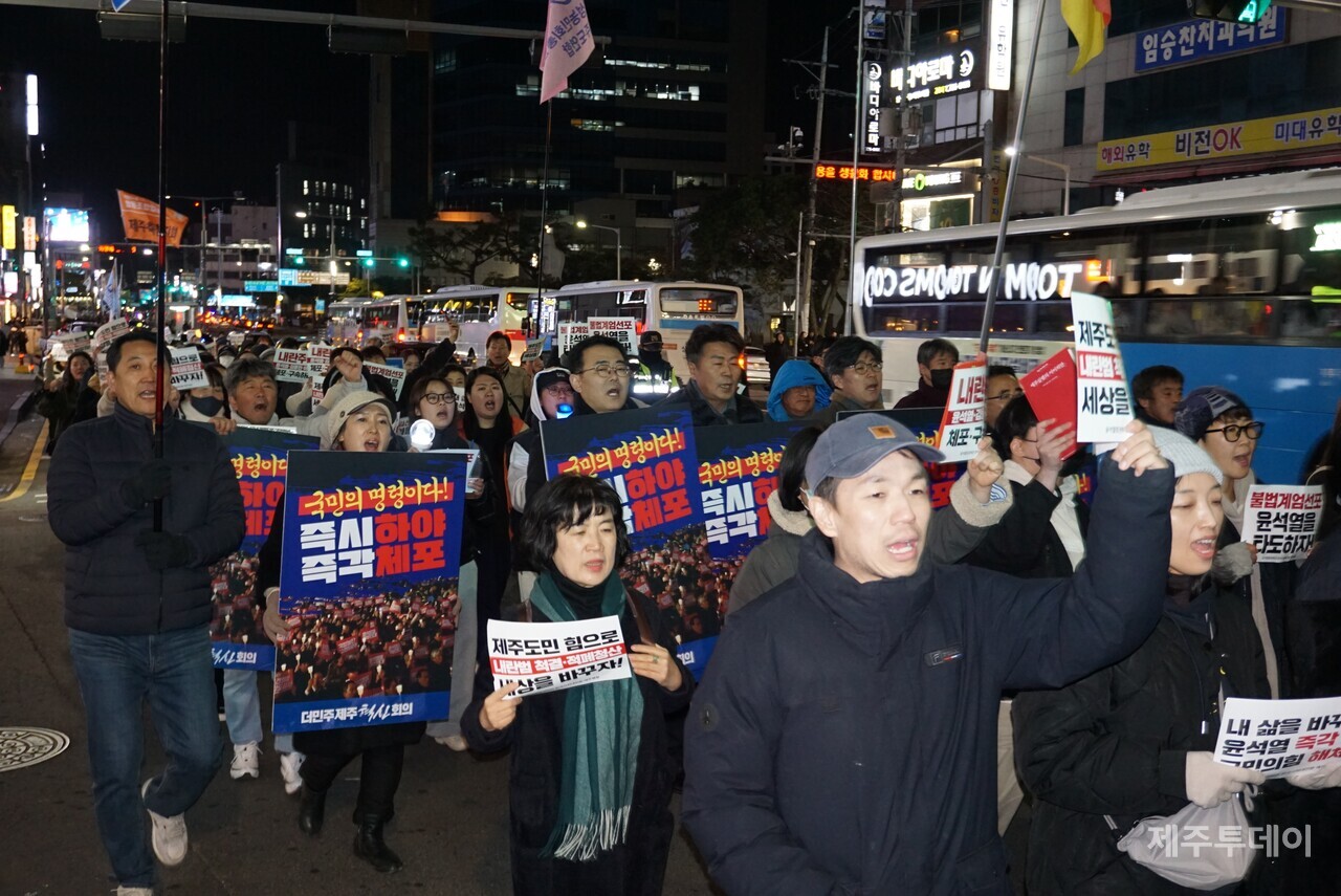 11일 오후 7시 제주시청 앞에서 윤석열 즉각 퇴진 요구 제주도민대회가 열렸다. (사진=양유리 기자)