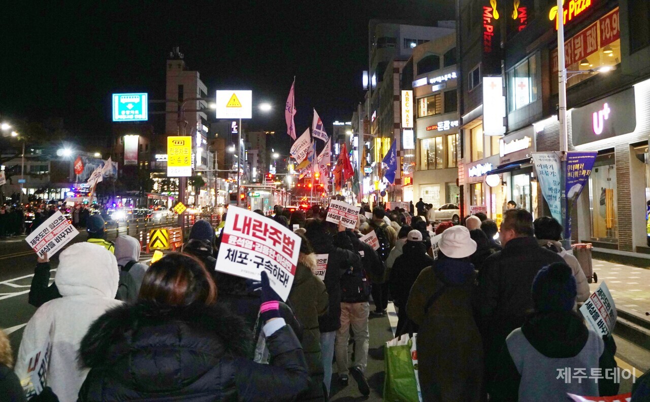 11일 오후 7시 제주시청 앞에서 윤석열 즉각 퇴진 요구 제주도민대회가 열렸다. (사진=양유리 기자)