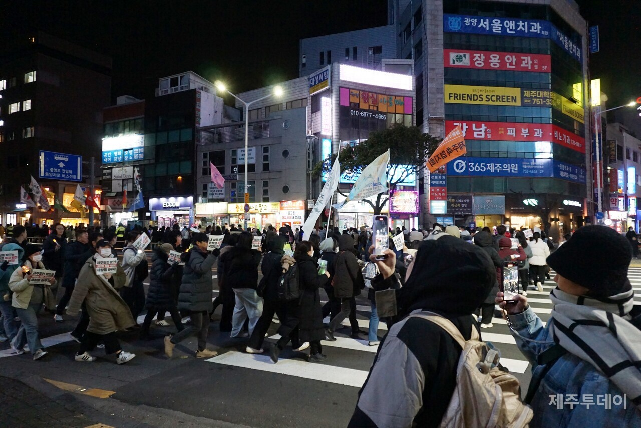 11일 오후 7시 제주시청 앞에서 윤석열 즉각 퇴진 요구 제주도민대회가 열렸다. (사진=양유리 기자)