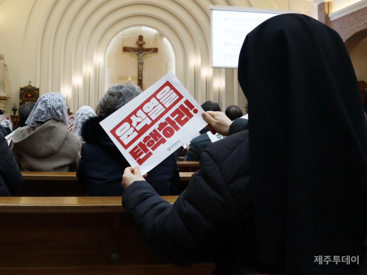 천주교 제주교구(교구장 문창우 비오 주교)는 12일 오후 7시30분 중앙주교좌성당에서 ‘윤석열 탄핵과 대한민국 정의와 평화를 위한 시국미사’를 거행했다. (사진=조수진 기자)