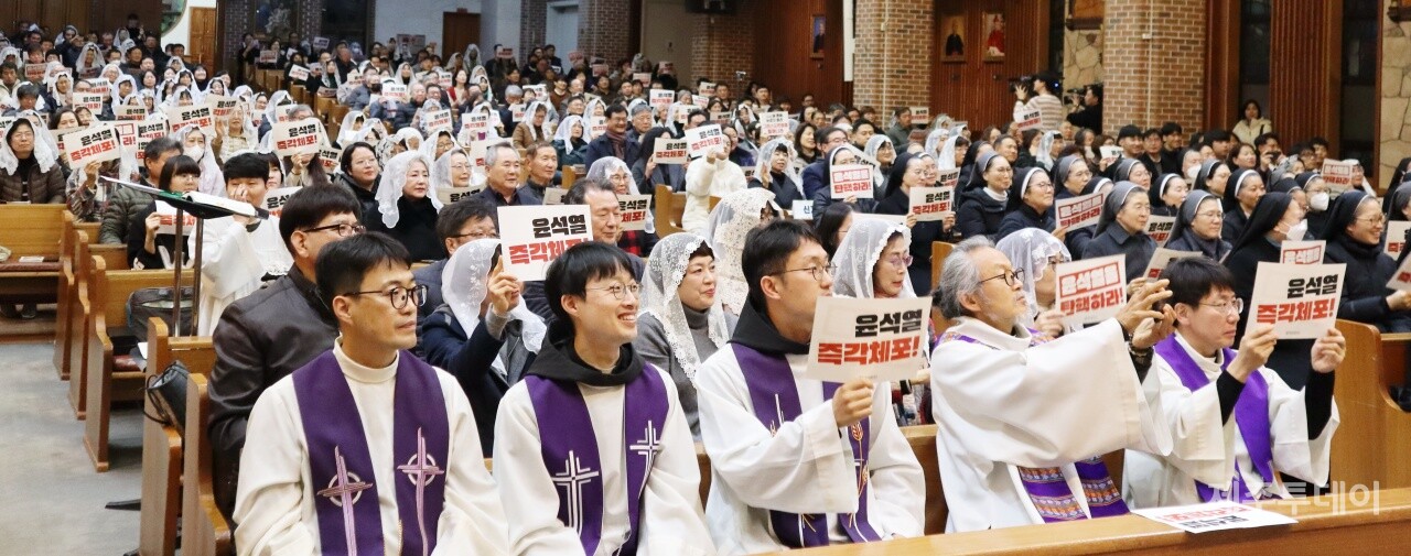 천주교 제주교구(교구장 문창우 비오 주교)는 12일 오후 7시30분 중앙주교좌성당에서 ‘윤석열 탄핵과 대한민국 정의와 평화를 위한 시국미사’를 거행했다. (사진=조수진 기자)
