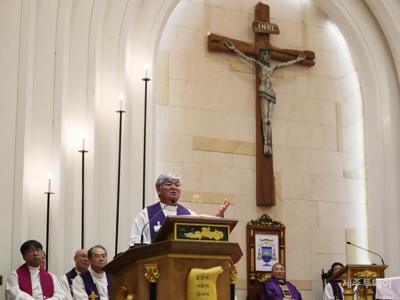 천주교 제주교구(교구장 문창우 비오 주교)는 12일 오후 7시30분 중앙주교좌성당에서 ‘윤석열 탄핵과 대한민국 정의와 평화를 위한 시국미사’를 거행했다. 임문철 시몬 신부가 강론을 하고 있다. (사진=조수진 기자)