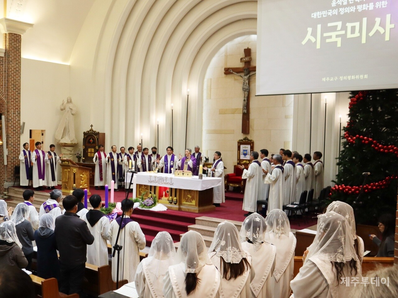 천주교 제주교구(교구장 문창우 비오 주교)는 12일 오후 7시30분 중앙주교좌성당에서 ‘윤석열 탄핵과 대한민국 정의와 평화를 위한 시국미사’를 거행했다. (사진=조수진 기자)