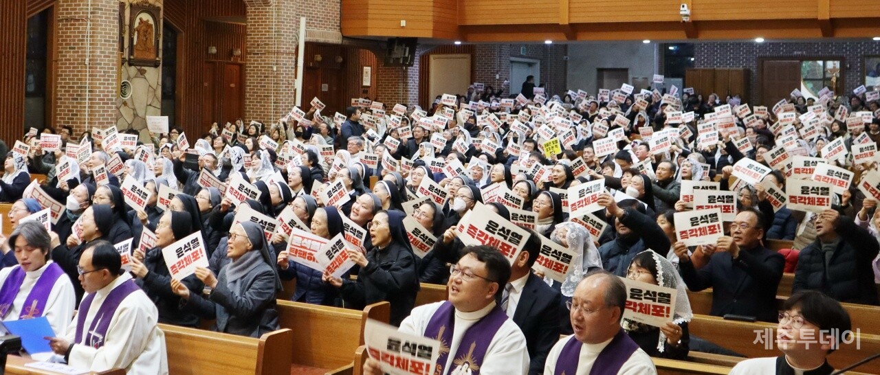 천주교 제주교구(교구장 문창우 비오 주교)는 12일 오후 7시30분 중앙주교좌성당에서 ‘윤석열 탄핵과 대한민국 정의와 평화를 위한 시국미사’를 거행했다. (사진=조수진 기자)