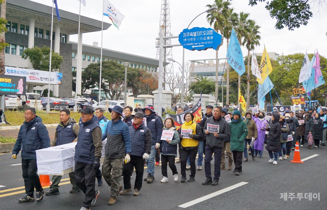 전국농민회총연맹 제주도연맹이 13일 국민의힘 장례식을 위해 제주도의회에서 제주도청으로 향하는 모습. (사진=양유리 기자)