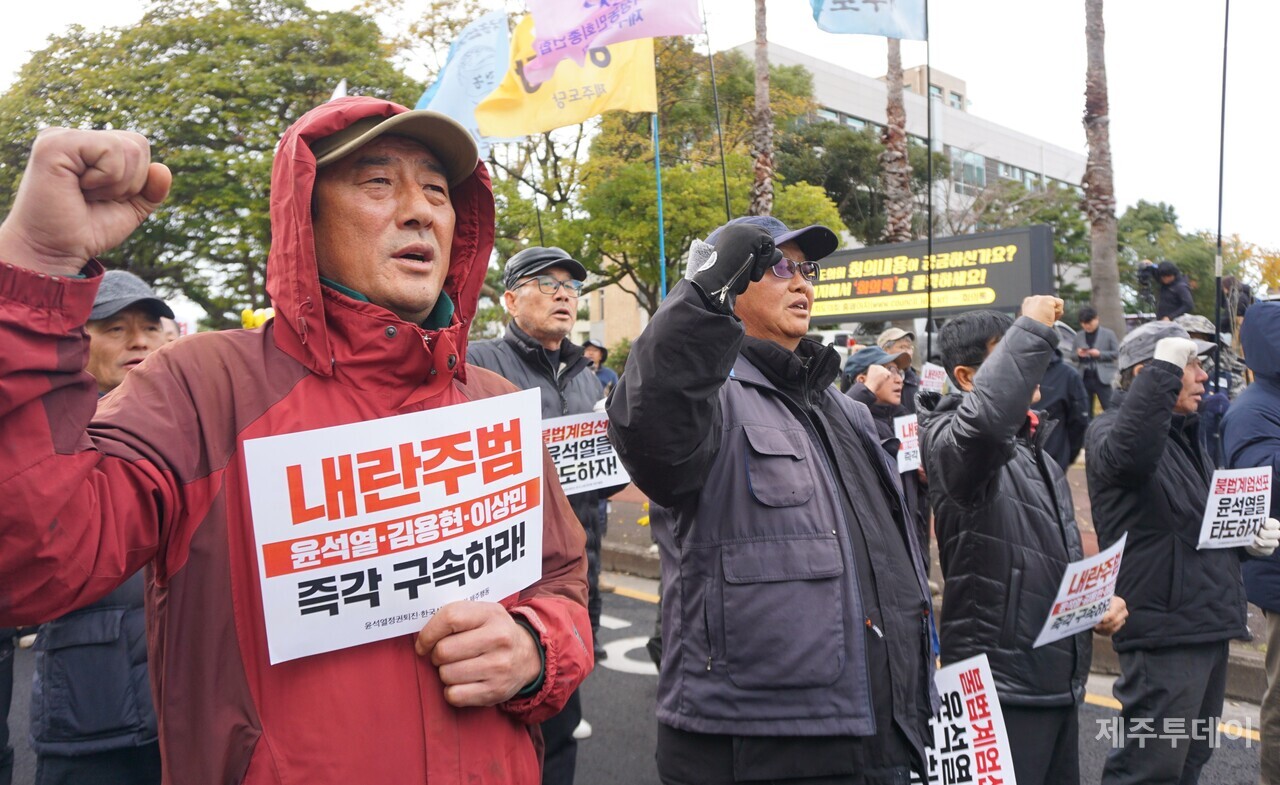 전국농민회총연맹 제주도연맹은 13일 오후 제주도의회 앞에서 12.3 내란 사태 관련 윤석열 대통령 탄핵 반대 당론을 내세운 국민의힘을 ‘내란동조’라고 질타하며 국민의힘 장례식을 열었다.