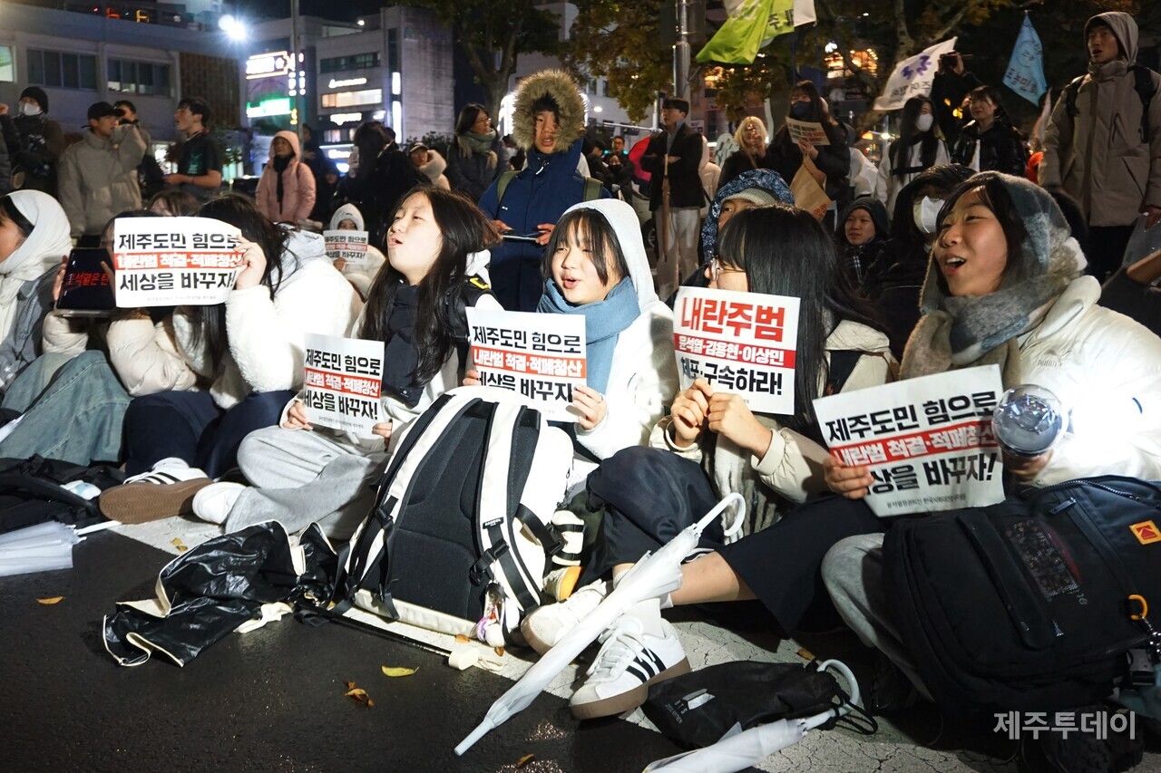 13일 오후 6시20분 제주시청 앞에서 제주청소년 윤석열 탄핵 사전대회가 열렸다. (사진=양유리 기자)