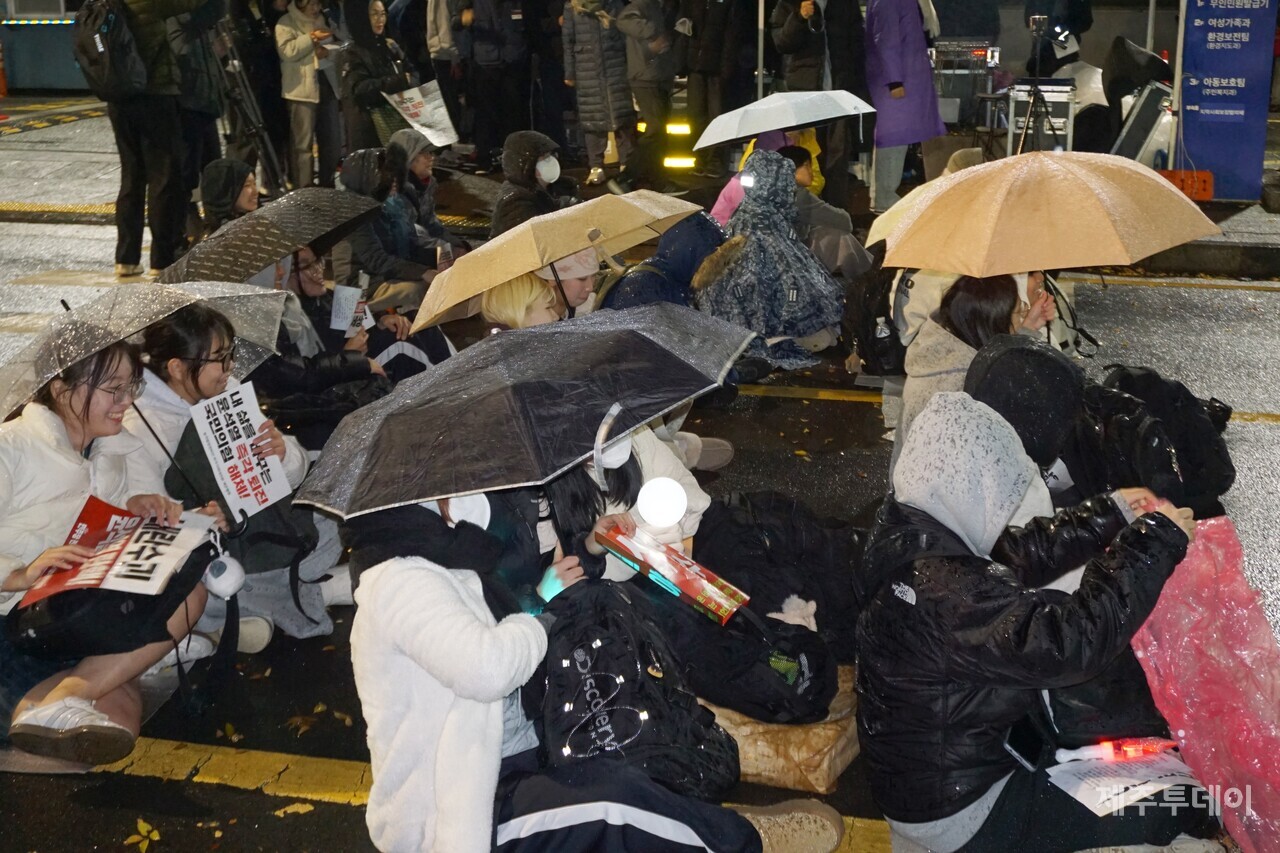 13일 오후 6시20분 제주시청 앞에서 제주청소년 윤석열 탄핵 사전대회가 열렸다. (사진=양유리 기자)