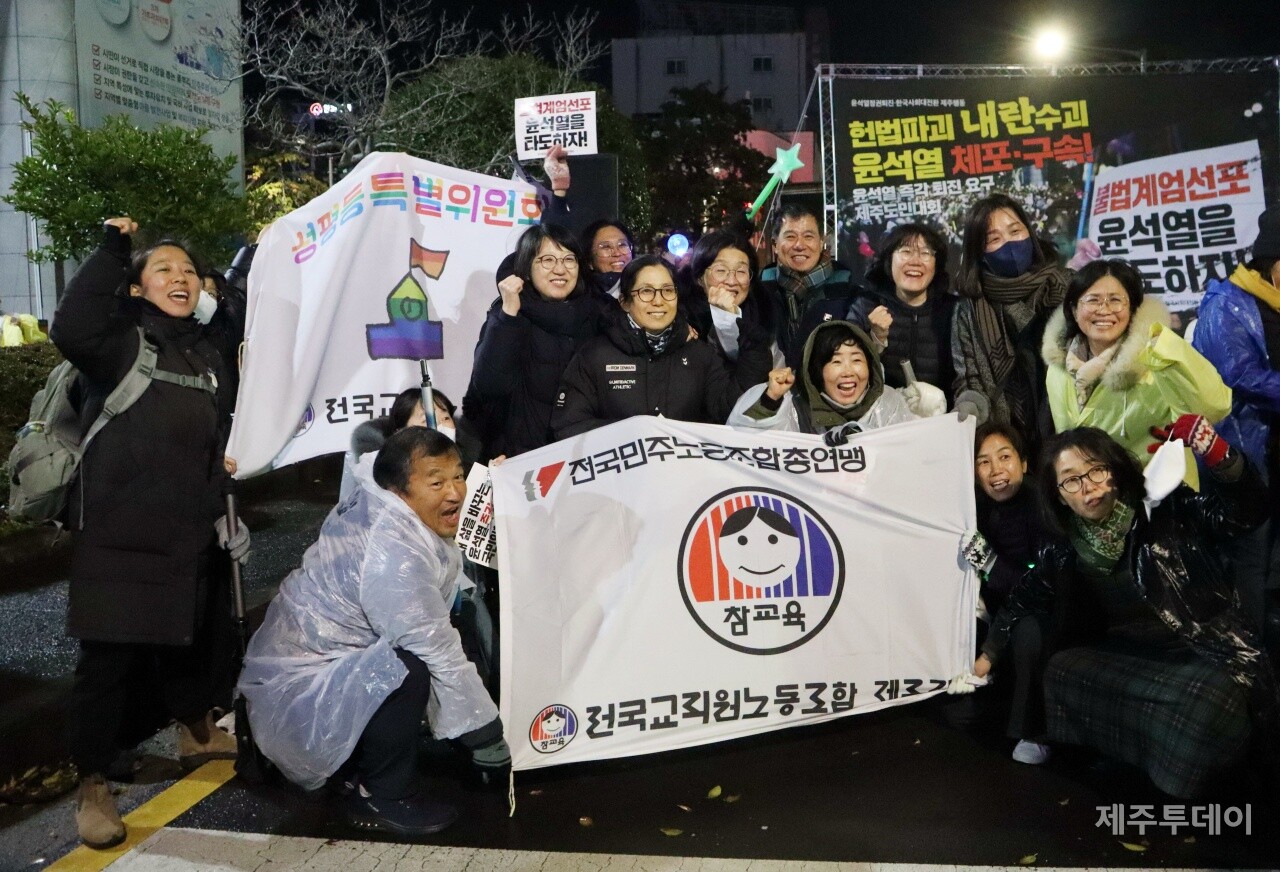 13일 오후 7시 제주시청 민원실 앞에서 아홉번 째 ‘윤석열 즉각 퇴진 요구 제주도민대회’가 열리고 있다. (사진=조수진 기자)