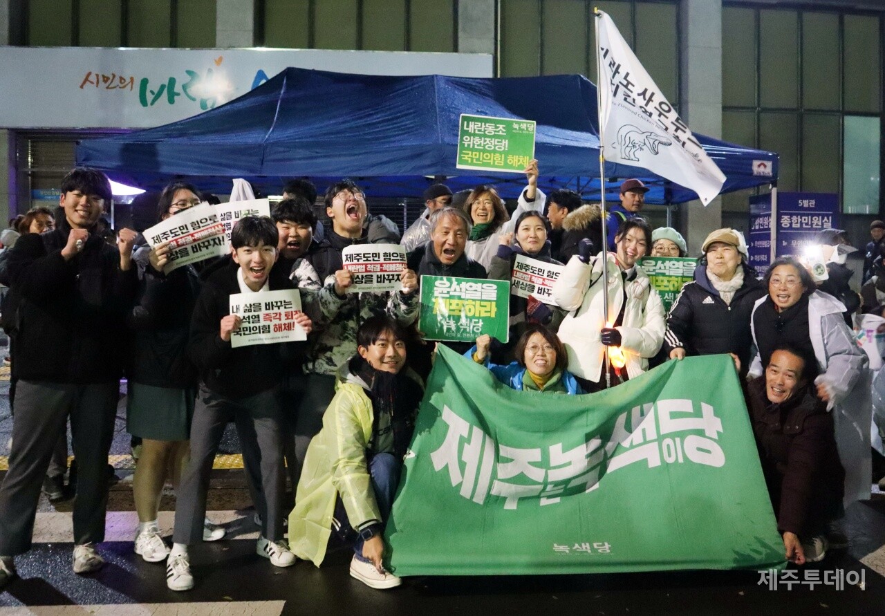 13일 오후 7시 제주시청 민원실 앞에서 아홉번 째 ‘윤석열 즉각 퇴진 요구 제주도민대회’가 열리고 있다. (사진=조수진 기자)