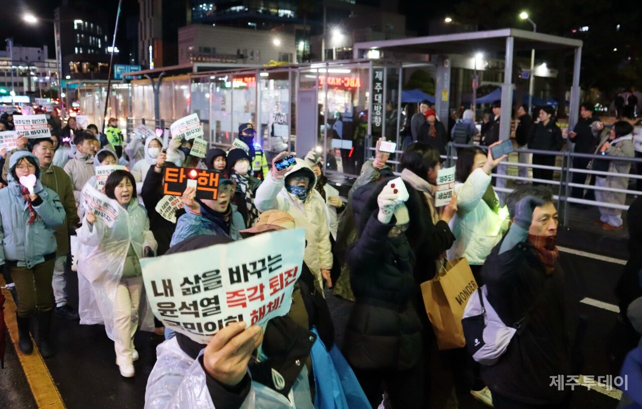 13일 오후 7시 제주시청 민원실 앞에서 아홉번 째 ‘윤석열 즉각 퇴진 요구 제주도민대회’가 열렸다. 시가 행진을 할 때 정류장에 있던 시민들이 응원을 보내고 있다. (사진=조수진 기자)