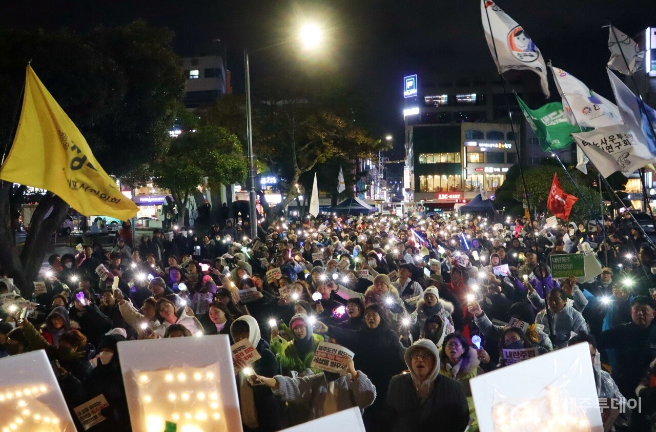 13일 오후 7시 제주시청 민원실 앞에서 아홉번 째 ‘윤석열 즉각 퇴진 요구 제주도민대회’가 열리고 있다. (사진=조수진 기자)