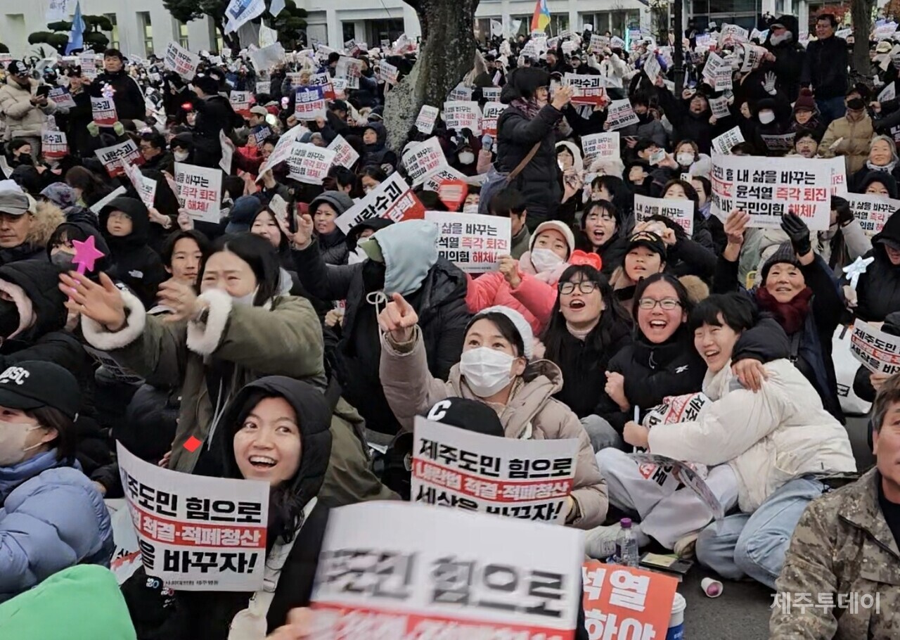 "광장이 이겼습니다." 14일 윤석열 탄핵소추안이 가결된 뒤 제주시청 앞에 모인 시민들이 환호했다.(사진=김재훈 기자)