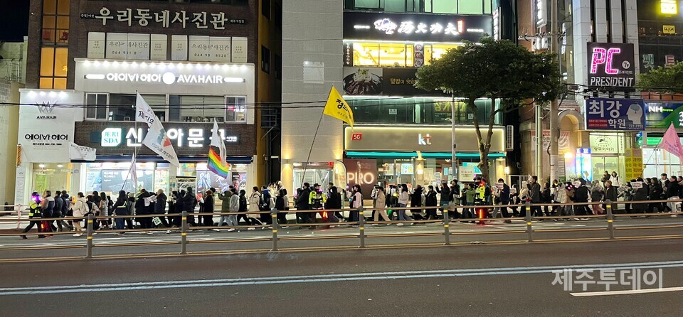 17일 오후 7시 제주시청 민원실 앞에서 ‘윤석열정권퇴진·한국사회대전환 제주행동’은 열한번 째 ‘윤석열 즉각 퇴진 요구 제주도민대회’를 열었다. (사진=조수진 기자)