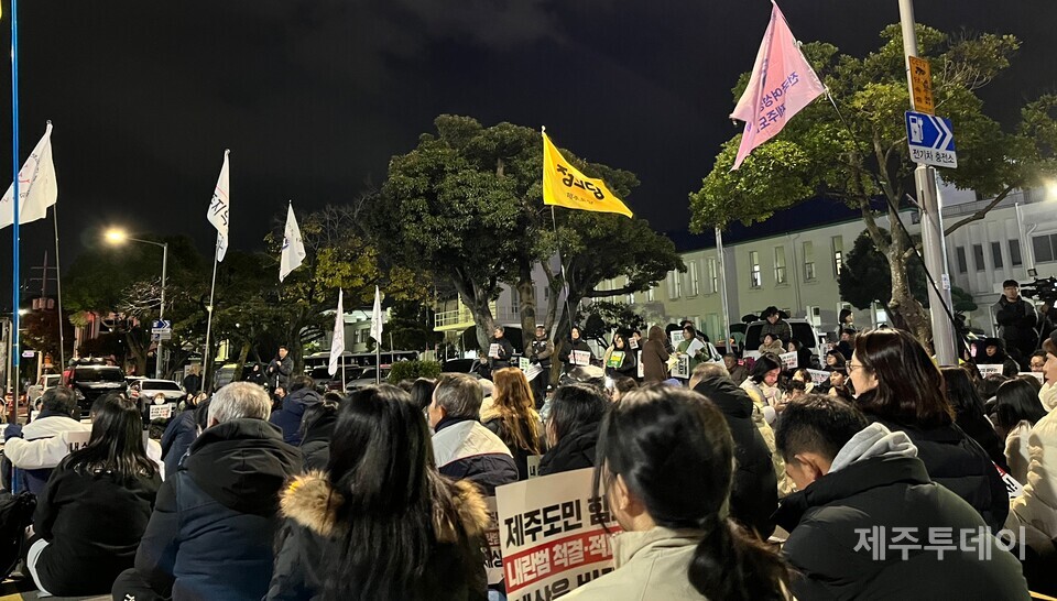 17일 오후 7시 제주시청 민원실 앞에서 ‘윤석열정권퇴진·한국사회대전환 제주행동’은 열한번 째 ‘윤석열 즉각 퇴진 요구 제주도민대회’를 열었다. (사진=조수진 기자)