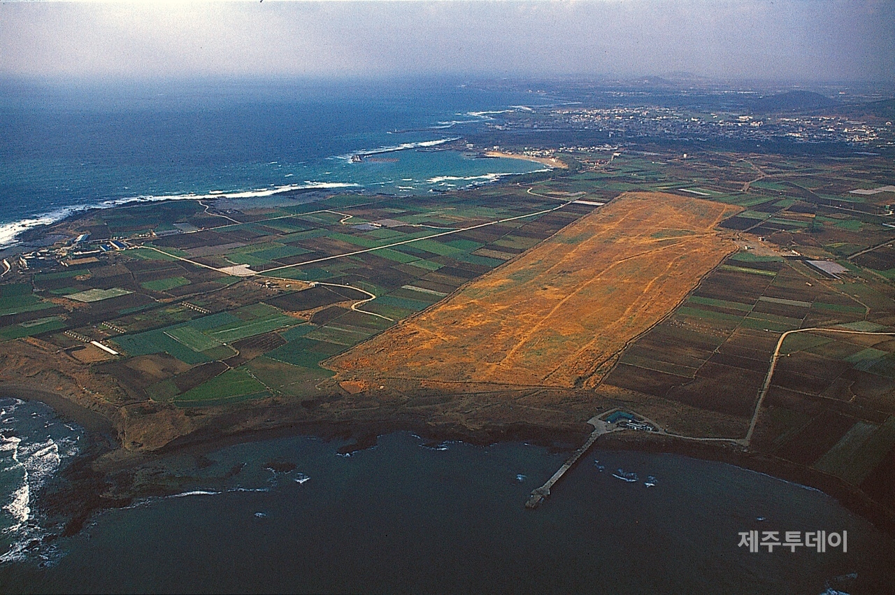 서귀포시 대정읍 소재 알뜨르 비행장 활주로. 18일 제주특별자치도가 배포한 자료에 따르면 사진 오른편으로 야구장과 파크골프장이 들어서 있다. (사진=강정효)