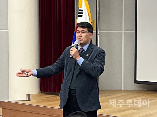 18일 오후 제주웰컴센터에서 제주특별자치도는 ‘마라해양도립공원 공원계획 변경 용역 최종보고회’를 개최, 평화대공원 부지에 스포츠타운을 조성하는 계획안을 발표했다. 임홍철 도 기후환경국 환경정책과장이 방청석 질문에 답하고 있다. (사진=조수진 기자)