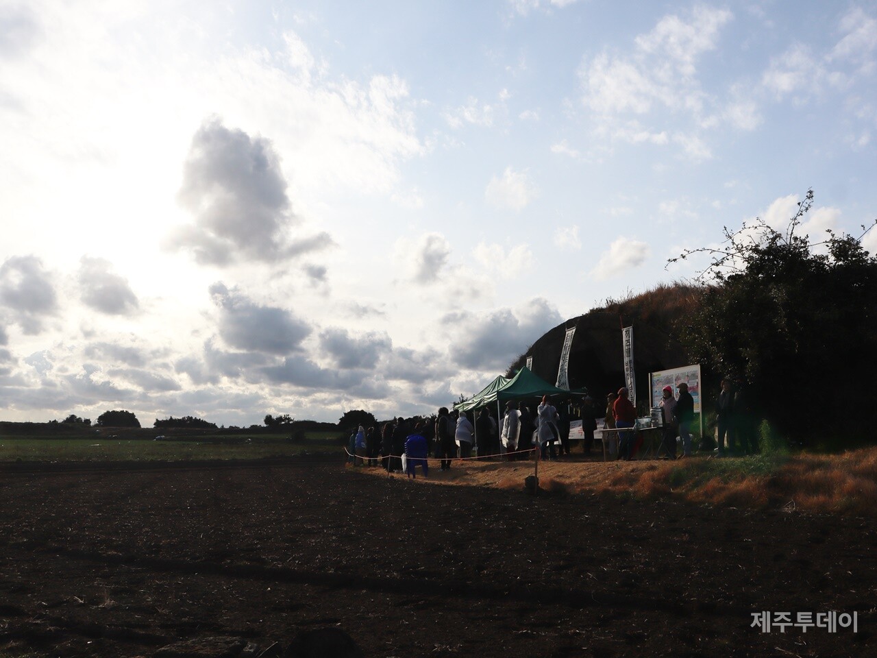 지난 13일 서귀포 대정읍 상모리에 위치한 알뜨르 비행장 내 한 엄체호 앞에서 난징 대학살 87주년 제주 추모 11주기 행사가 열렸다. 행사가 끝날 무렵 어두웠던 비구름을 걷고 나온 해가 알뜨르 비행장 위를 비추기 시작했다. (사진=조수진 기자)