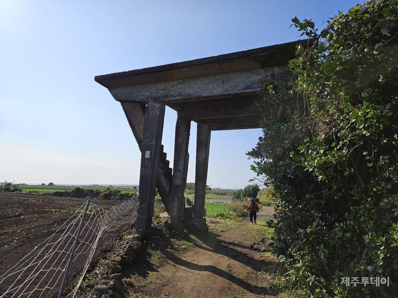 알뜨르비행장 급수탑. 18일 제주특별자치도가 발표한 ‘마라해양도립공원 공원계획 변경 용역 최종보고회’ 자료에 따르면 급수탑 왼편으로 야구장과 파크골프장이 들어선다. (사진=김재훈 기자)